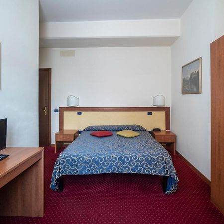 Hotel Italia & Lombardi Монтефьясконе Экстерьер фото