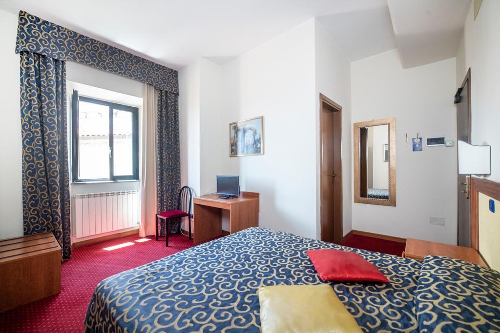 Hotel Italia & Lombardi Монтефьясконе Экстерьер фото